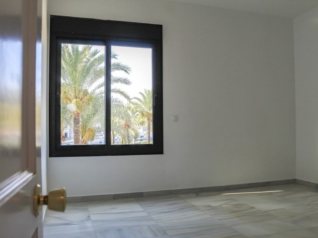 Apartamento con 3 Dormitorios  en Puerto Banús