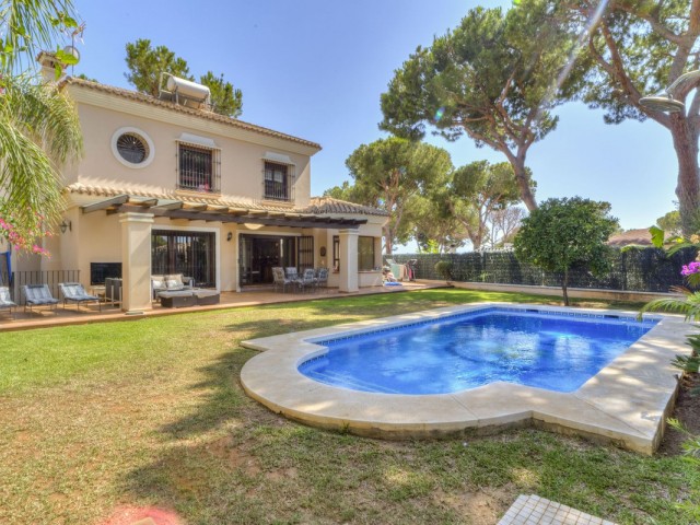 Villa con 4 Dormitorios  en Las Chapas