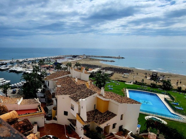 Apartamento con 2 Dormitorios  en Puerto de Cabopino
