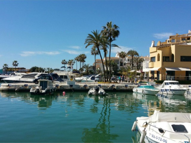 2 Bedrooms Apartment in Puerto de Cabopino