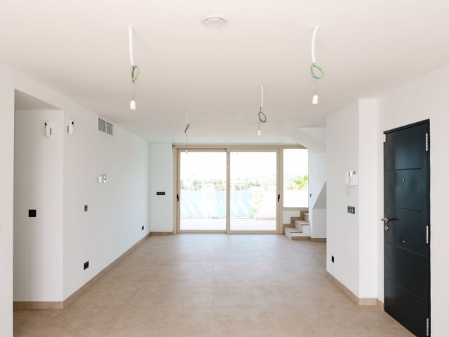 Apartamento con 3 Dormitorios  en Selwo