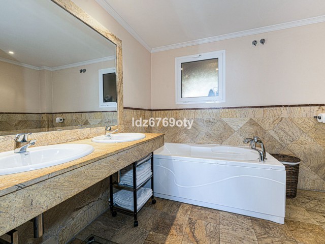 2 Bedrooms Apartment in Benalmadena