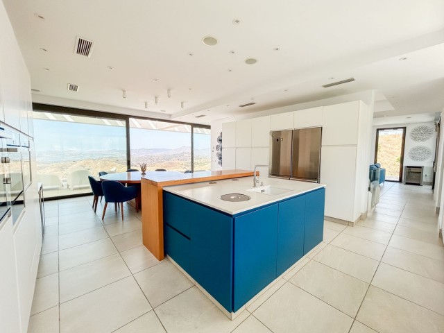 4 Bedrooms Villa in Mijas