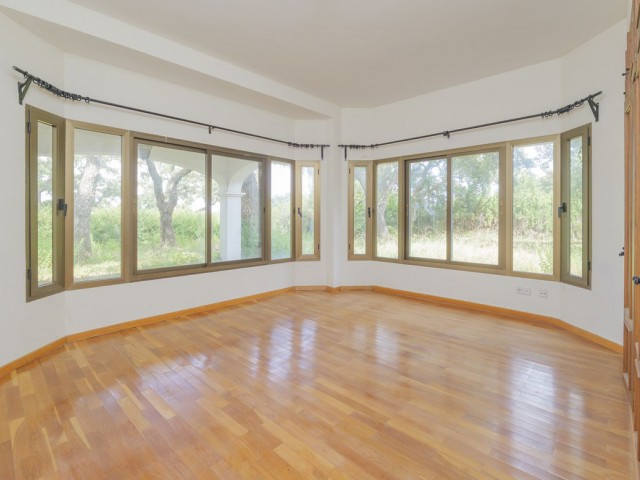 6 Makuuhuoneen Huvila San Roque Club