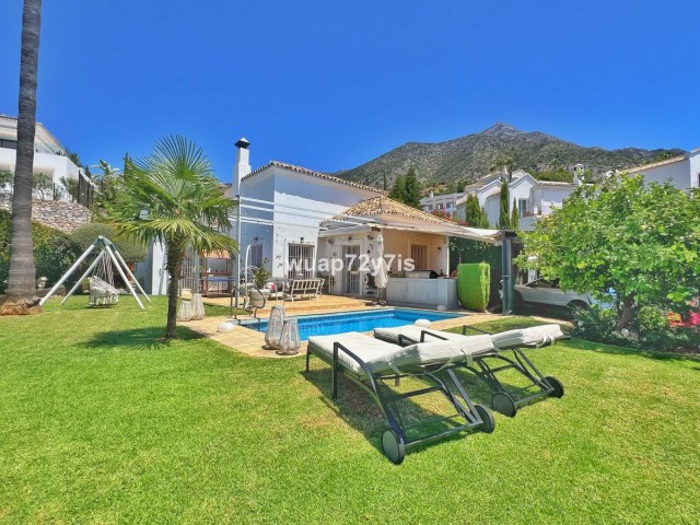 Villa con 4 Dormitorios  en Istán