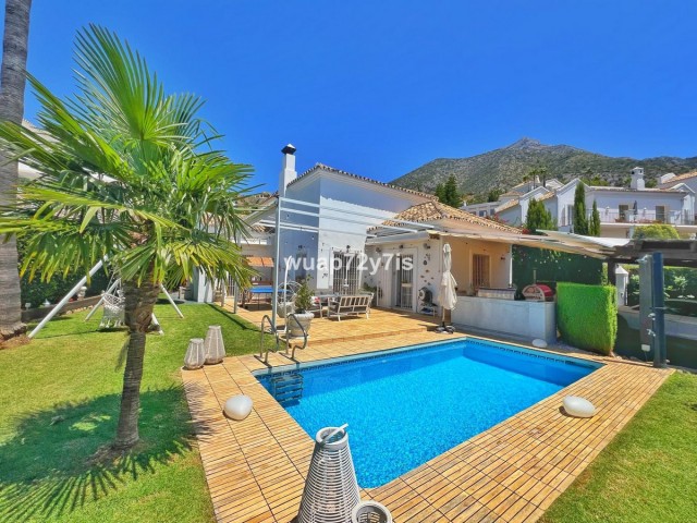 Villa con 4 Dormitorios  en Istán