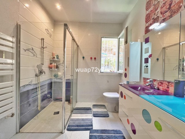 Villa con 4 Dormitorios  en Istán