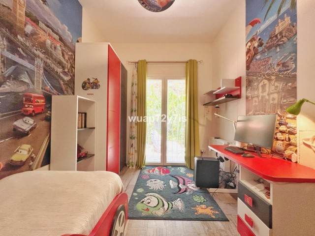 Villa con 4 Dormitorios  en Istán