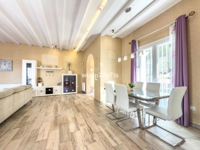 Villa avec 4 Chambres  à Istán