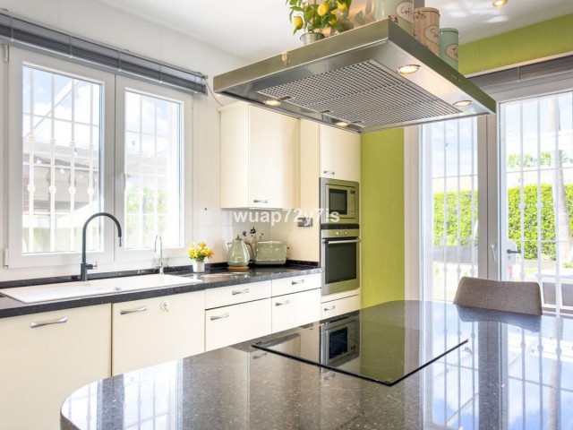 Villa avec 4 Chambres  à Istán