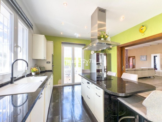 Villa avec 4 Chambres  à Istán