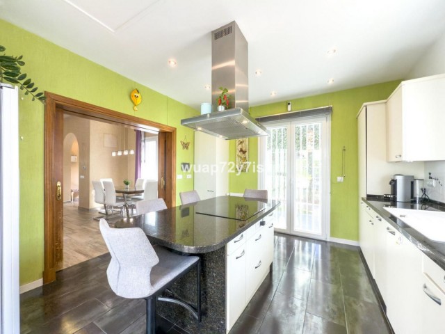 Villa avec 4 Chambres  à Istán