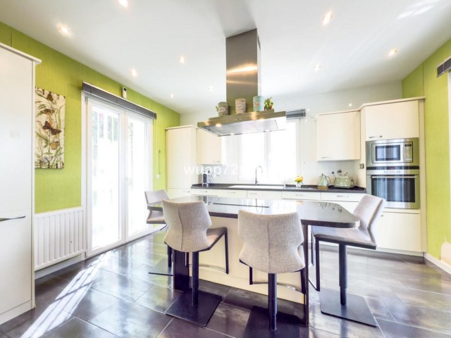 Villa avec 4 Chambres  à Istán