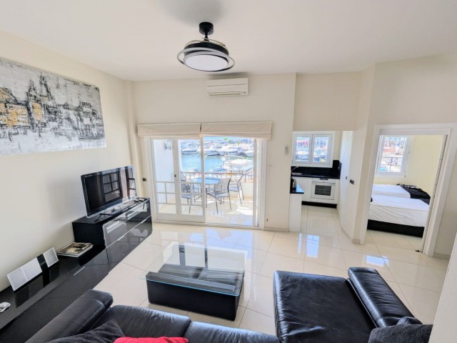 Apartamento con 2 Dormitorios  en Puerto de Cabopino