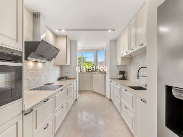 3 Bedrooms Apartment in Elviria