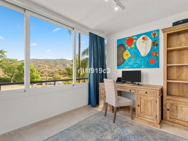 3 Bedrooms Apartment in Elviria