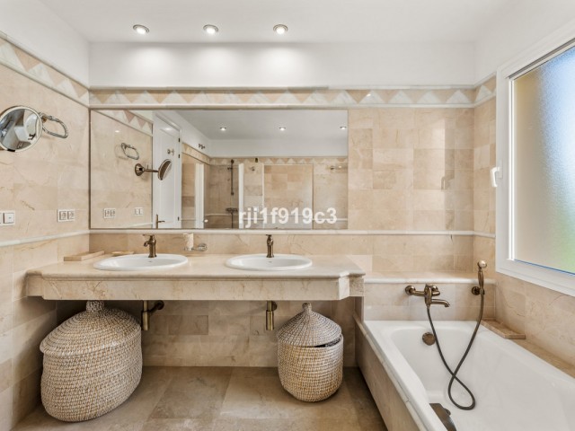 3 Bedrooms Apartment in Elviria