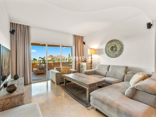 3 Bedrooms Apartment in Elviria