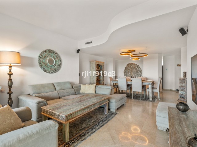 3 Bedrooms Apartment in Elviria