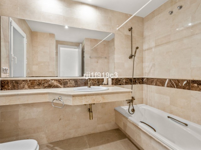 3 Bedrooms Apartment in Elviria