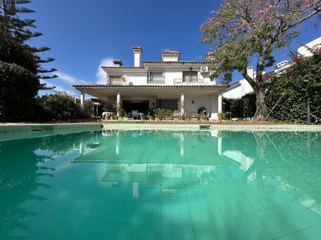 5 Bedrooms Villa in Marbella