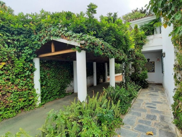 5 Bedrooms Villa in Marbella