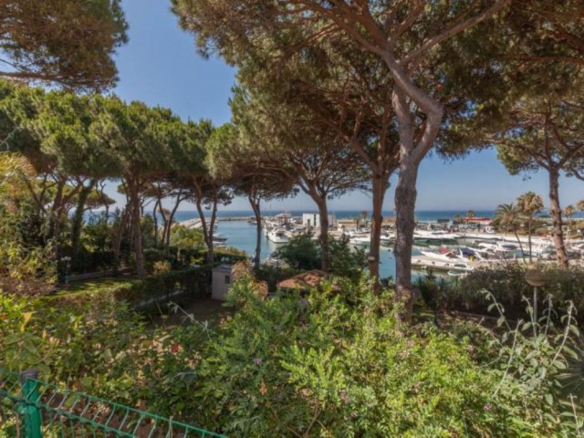 Villa avec 4 Chambres  à Puerto de Cabopino