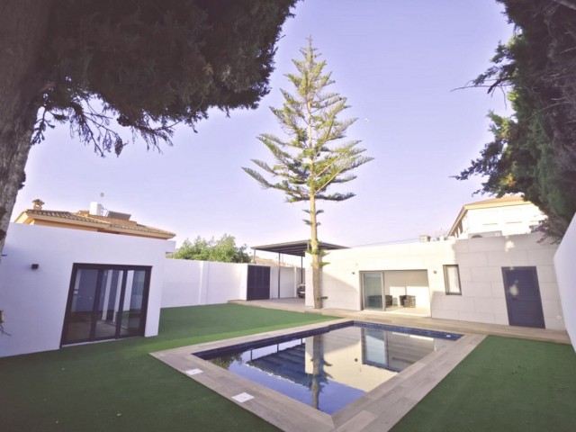 Villa con 4 Dormitorios  en El Coto