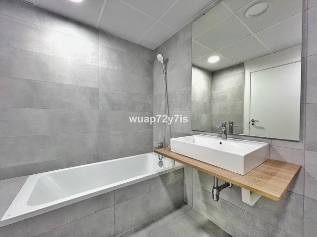 Apartamento con 3 Dormitorios  en Selwo