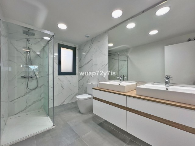 Apartamento con 3 Dormitorios  en Selwo