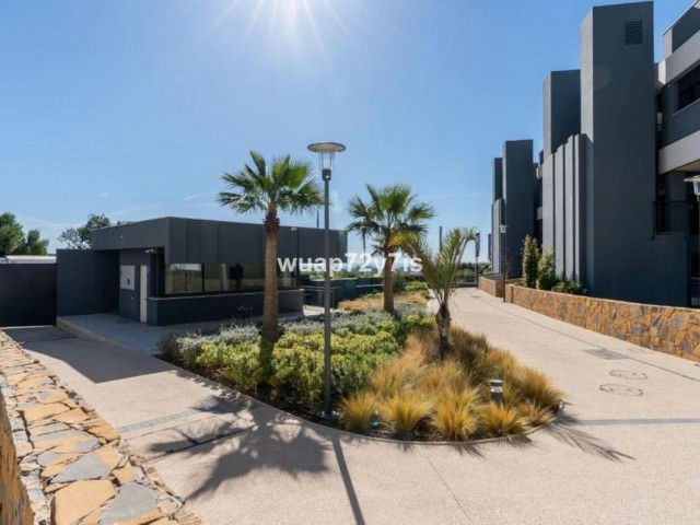 Apartamento con 3 Dormitorios  en Selwo