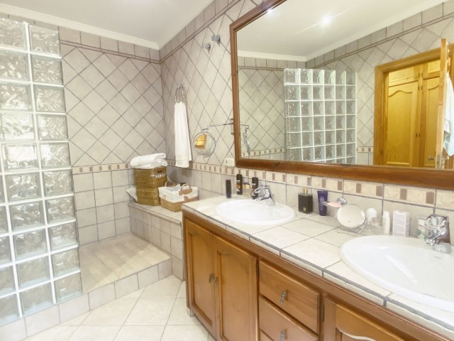 3 Bedrooms Villa in Elviria