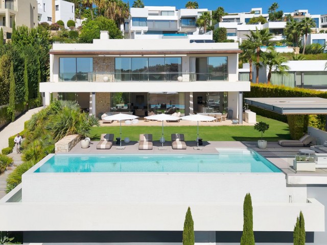 5 Bedrooms Villa in Benahavís