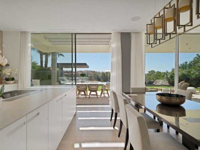 5 Bedrooms Villa in Benahavís