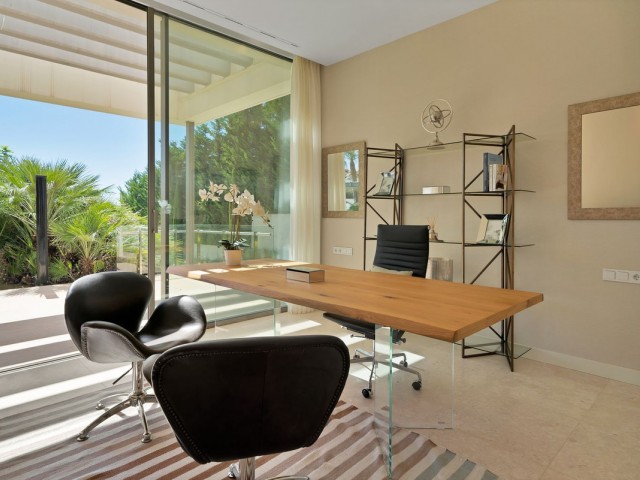 5 Bedrooms Villa in Benahavís