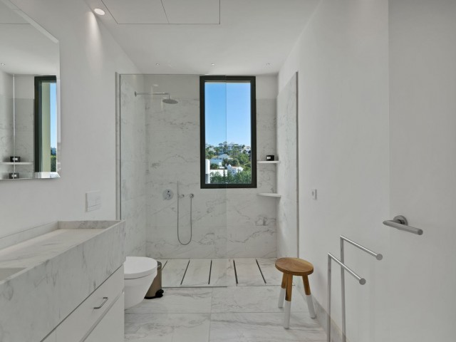 5 Bedrooms Villa in Benahavís