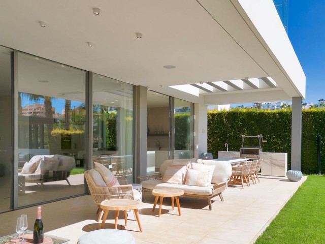 5 Bedrooms Villa in Benahavís