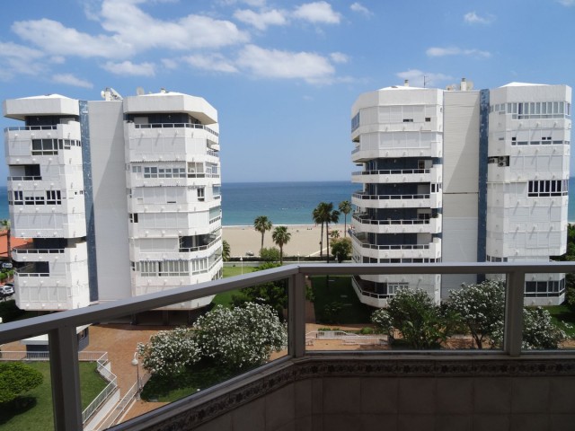 Apartamento con 2 Dormitorios  en La Carihuela