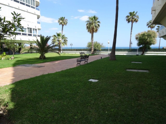 Apartamento con 2 Dormitorios  en La Carihuela