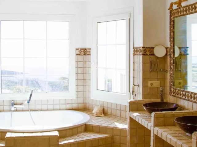 5 Bedrooms Villa in Sotogrande