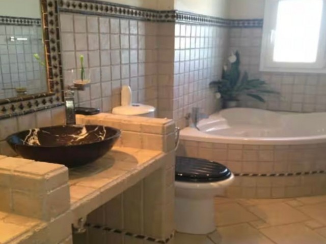 5 Bedrooms Villa in Sotogrande