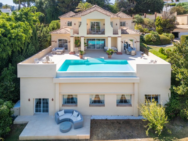 5 Bedrooms Villa in Benahavís