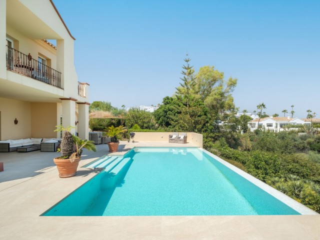 5 Bedrooms Villa in Benahavís