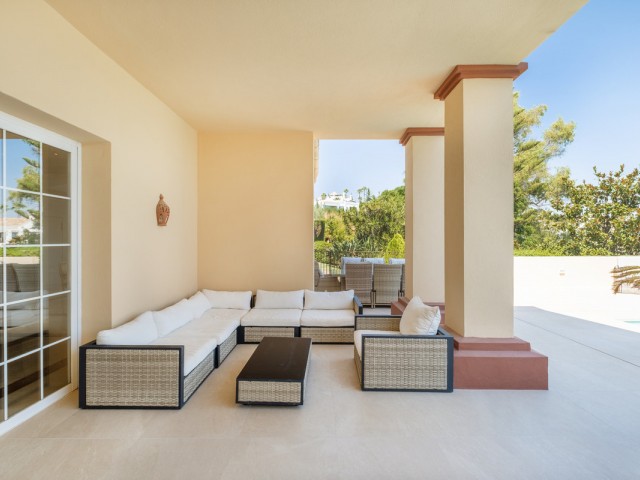 5 Bedrooms Villa in Benahavís