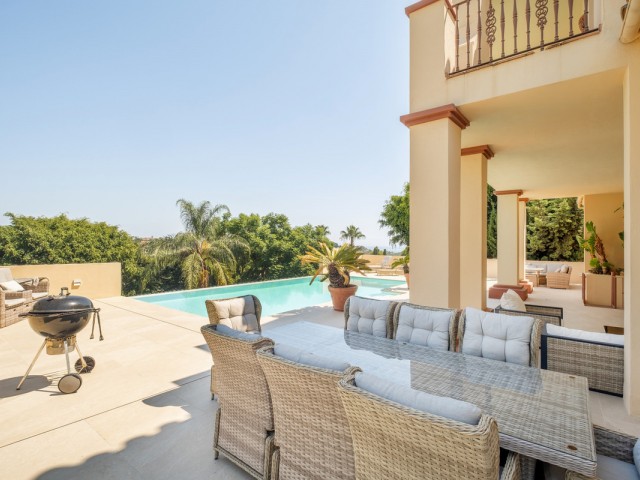 5 Bedrooms Villa in Benahavís