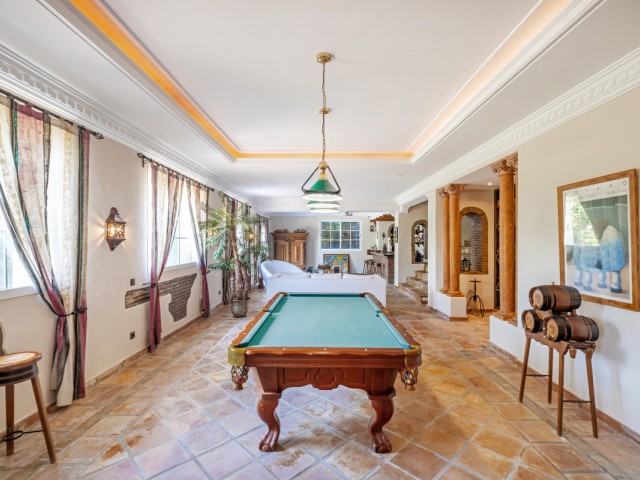 5 Bedrooms Villa in Benahavís