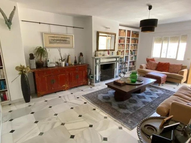 Villa con 5 Dormitorios  en Ojén