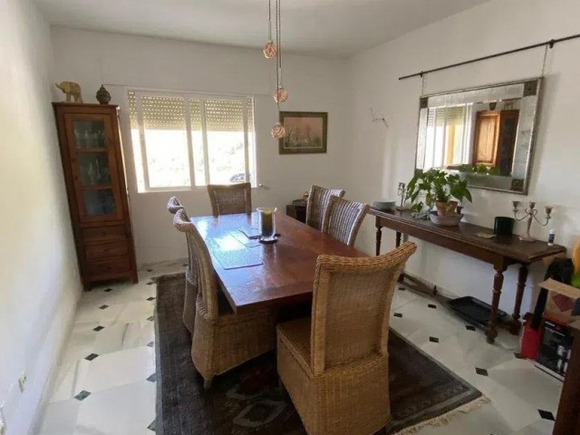 Villa con 5 Dormitorios  en Ojén
