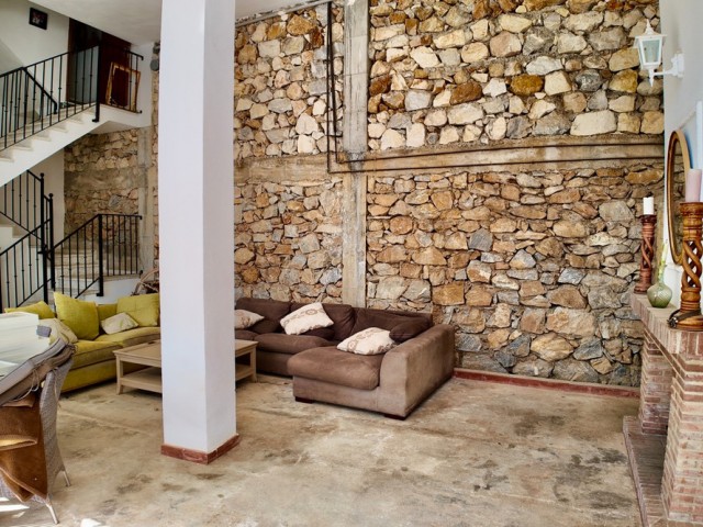 Villa con 5 Dormitorios  en Ojén