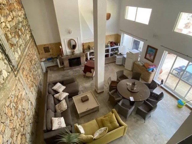 Villa con 5 Dormitorios  en Ojén